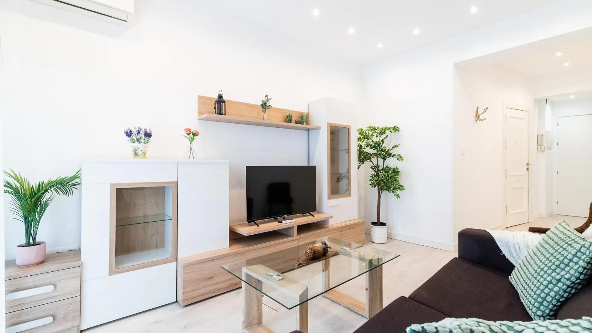 Wekey Homes Granada, Elvira Suites Centro contacts